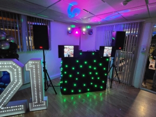 DJ setup featuring starlit booth, twin display screens, and illuminated 21 numbers for a 21st birthday party in Portsmouth.